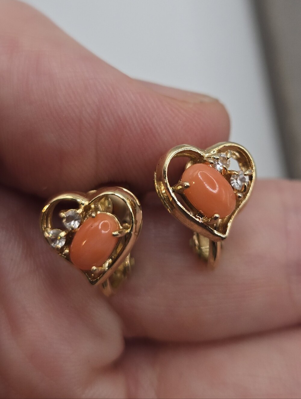 Vintage Gold-Tone Faux Coral Crystal Hinge Screwback Clip-On Earrings MCM Retro